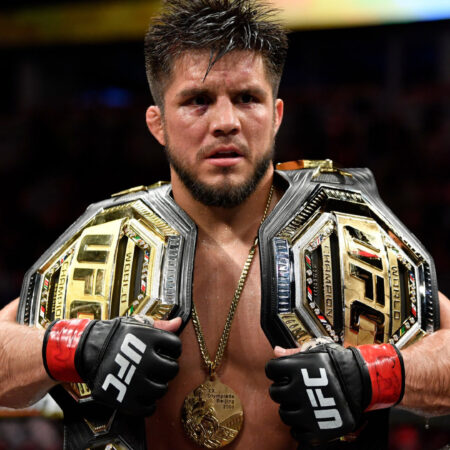 Генри Сехудо показал пояс UFC после победы над экс-чемпионом ONE FC в неожиданном возвращении в клетку