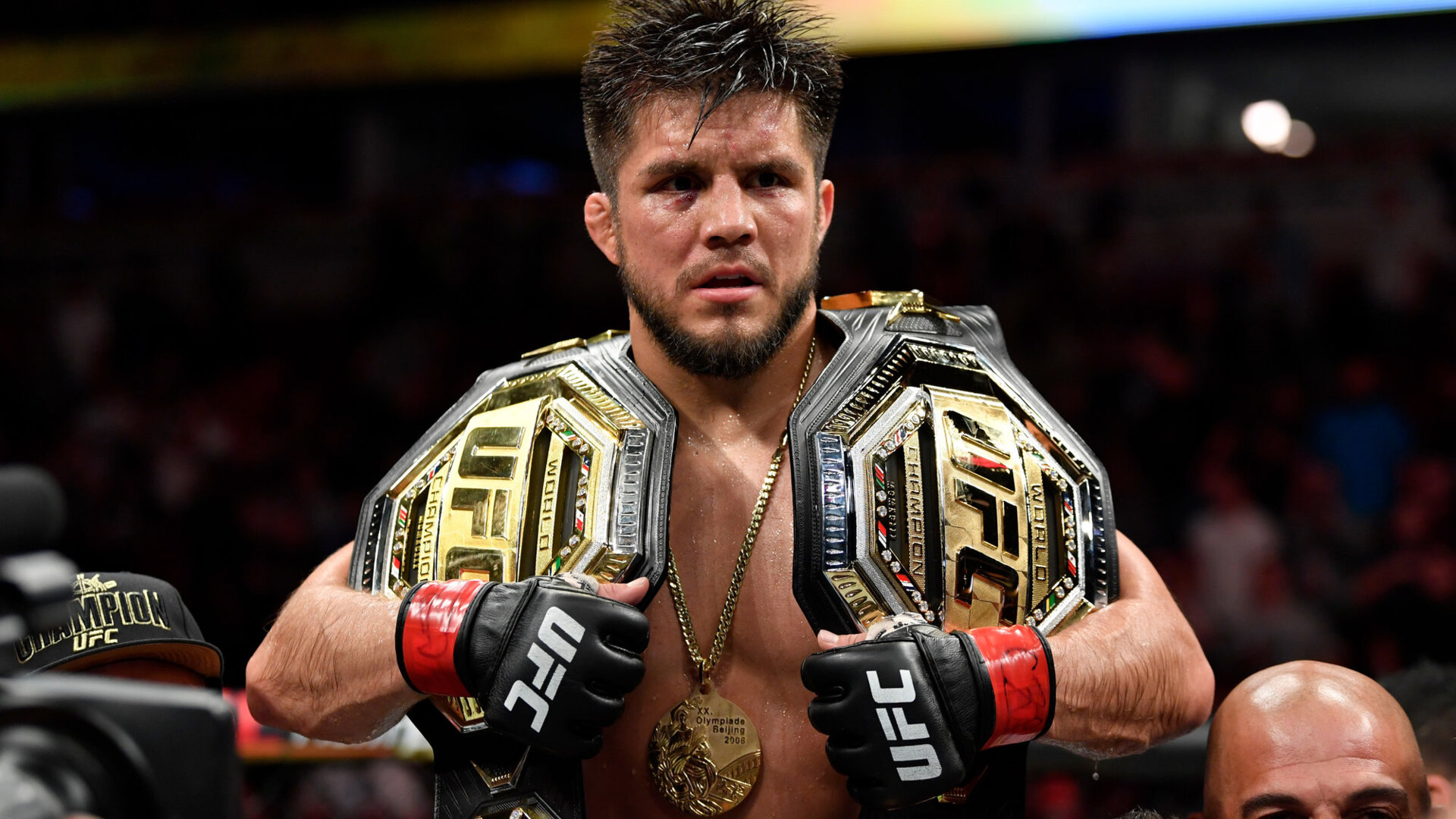 Preview Генри Сехудо показал пояс UFC после победы над экс-чемпионом ONE FC в неожиданном возвращении в клетку