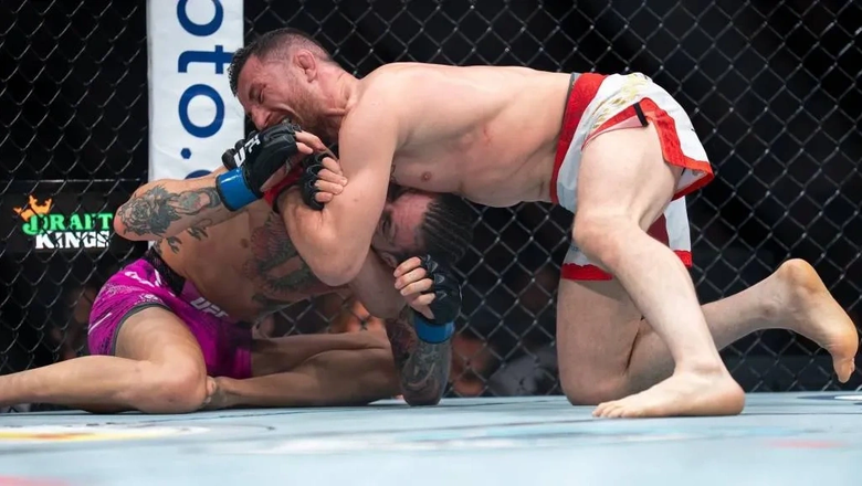 Preview Новый ракурс обрушения барьера во время выхода Мераба Двалишвили на UFC 316