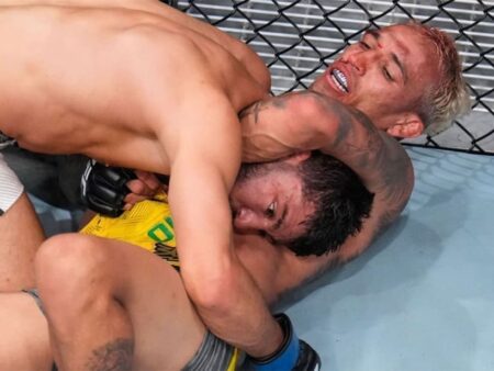 Чарльз Оливейра шокировал Джо Рогана «потрясающим» финишем, одержав одну из редчайших побед в истории UFC