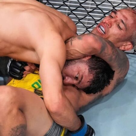 Чарльз Оливейра шокировал Джо Рогана «потрясающим» финишем, одержав одну из редчайших побед в истории UFC