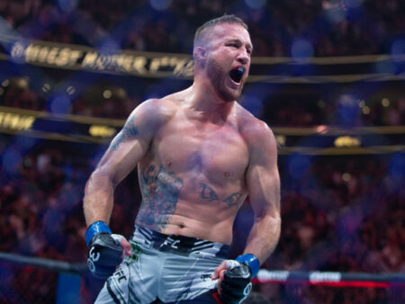 Джастин Гейджи чуть не был нокаутирован одноруким бойцом в первой защите мирового титула